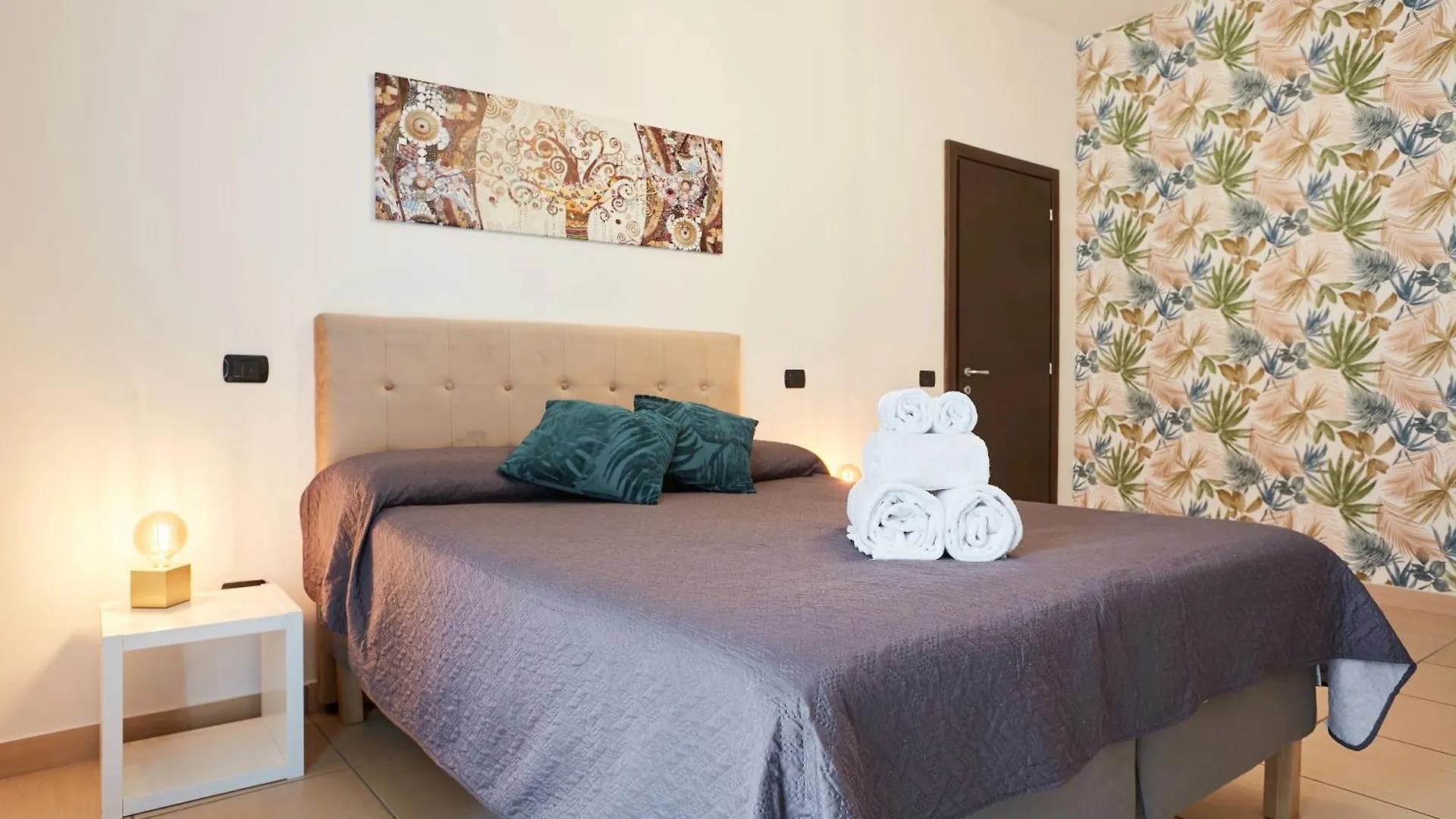Vicky'S Luxury Guesthouse By Napoliapartments 0*, Naples